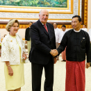 I Parlamentet ble Kongen og Dronningen tatt imot av husets president, Shwe Mann. Foto: Heiko Junge / NTB scanpix